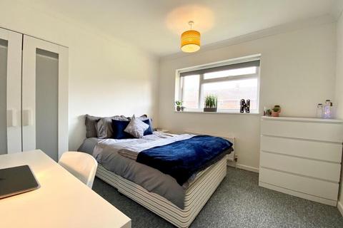 5 bedroom semi-detached house to rent - Northfields