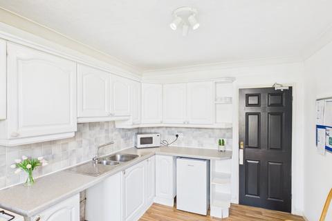 4 bedroom terraced house to rent, Freshfield Close
