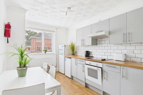 4 bedroom terraced house to rent, Friends Road