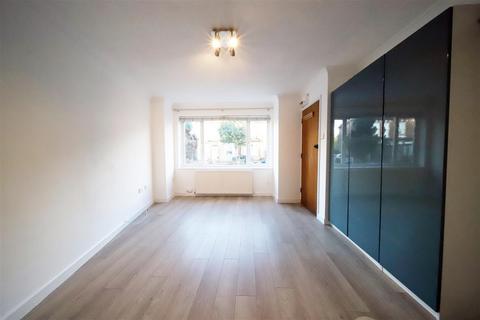 Studio to rent, Ladbroke Road, Enfield