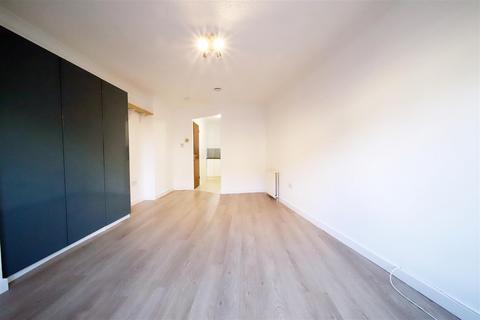 Studio to rent, Ladbroke Road, Enfield