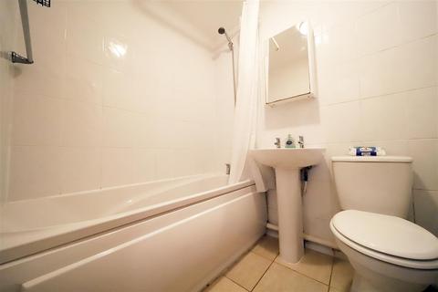 Studio to rent, Ladbroke Road, Enfield