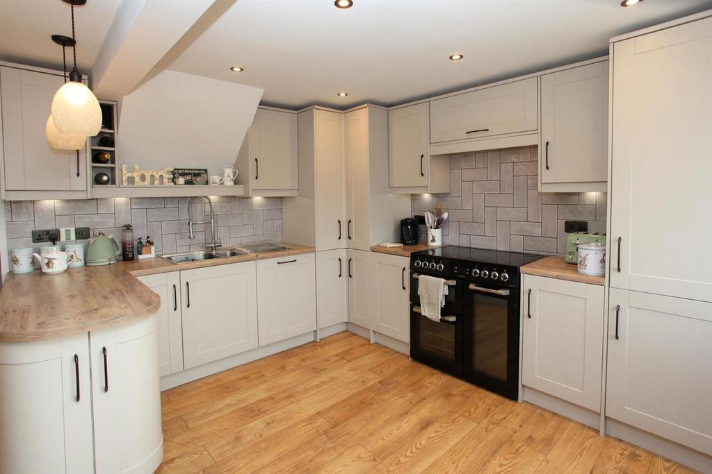 Kitchen 2.JPG