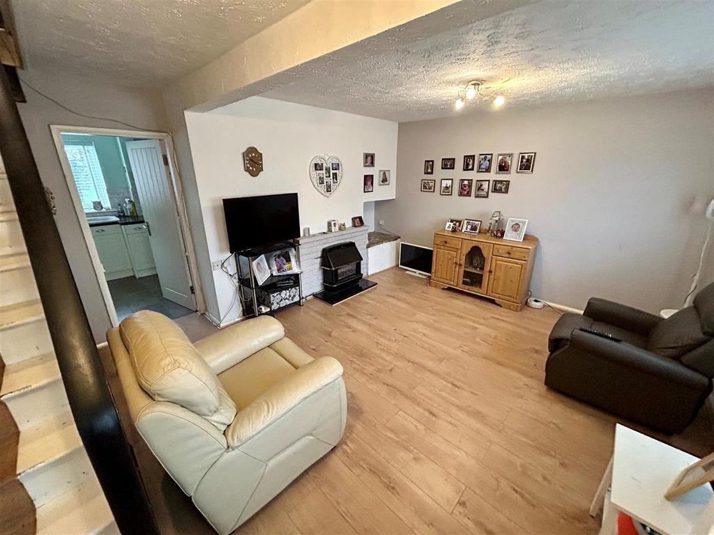 Beechfield Walk, Waltham Abbey 3 bed terraced house £375,000