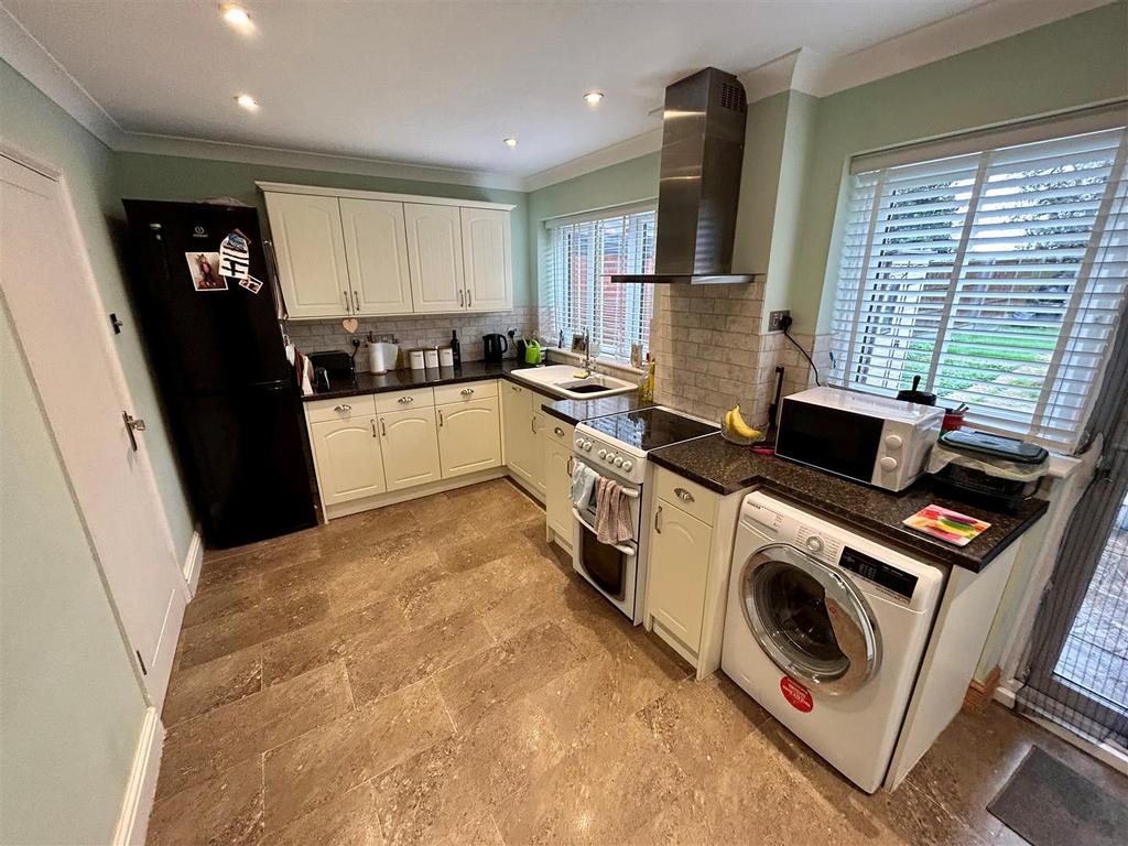Beechfield Walk, Waltham Abbey 3 bed terraced house £375,000