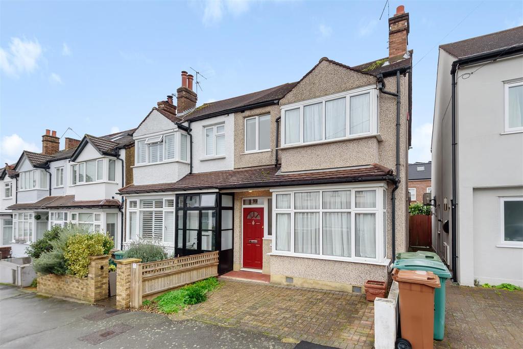 Wallace Crescent, Carshalton 3 bed semidetached house £525,000