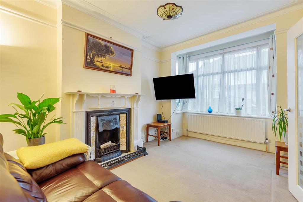 Wallace Crescent, Carshalton 3 bed semidetached house £525,000