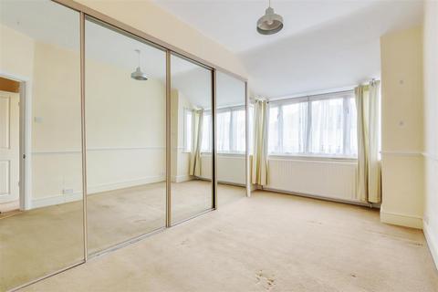 27 Wallace Crescent, Carshalton, SM5 3SU