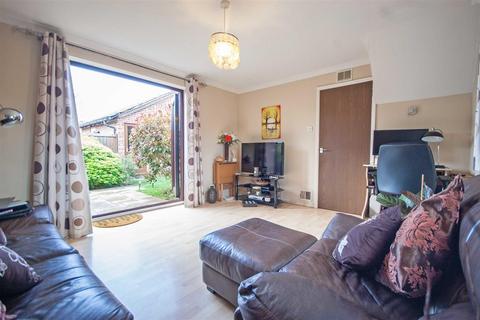 2 bedroom semi-detached house for sale - Rembrandt Grove, Springfield, Chelmsford