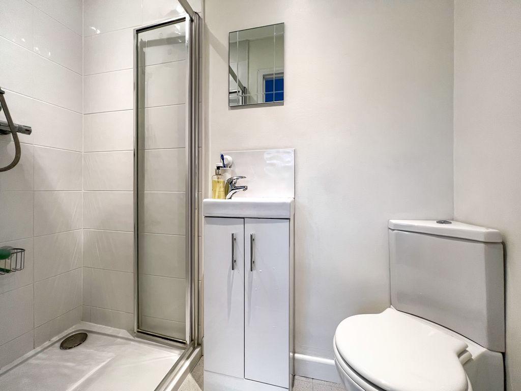 Ensuite to Bed 1