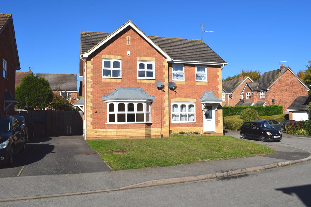 Skinner Avenue, Upton, Northampton, NN5 3 bed semidetached house £