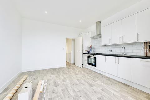 2 bedroom flat to rent - Grove Road, London E18
