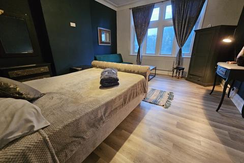 4 bedroom flat to rent, Welburn Grove, Leeds