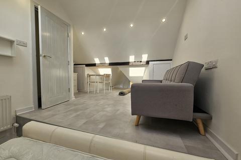 4 bedroom flat to rent, Welburn Grove, Leeds