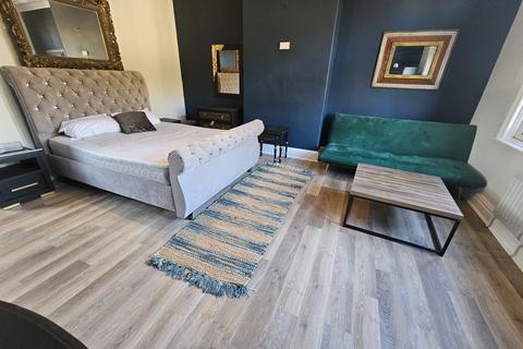 4 bedroom flat to rent, Welburn Grove, Leeds