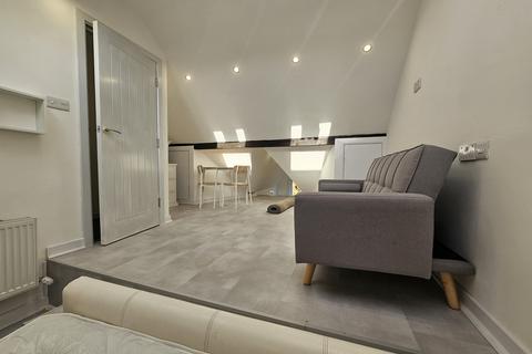 4 bedroom flat to rent, Welburn Grove, Leeds