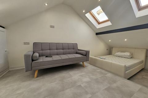 4 bedroom flat to rent, Welburn Grove, Leeds