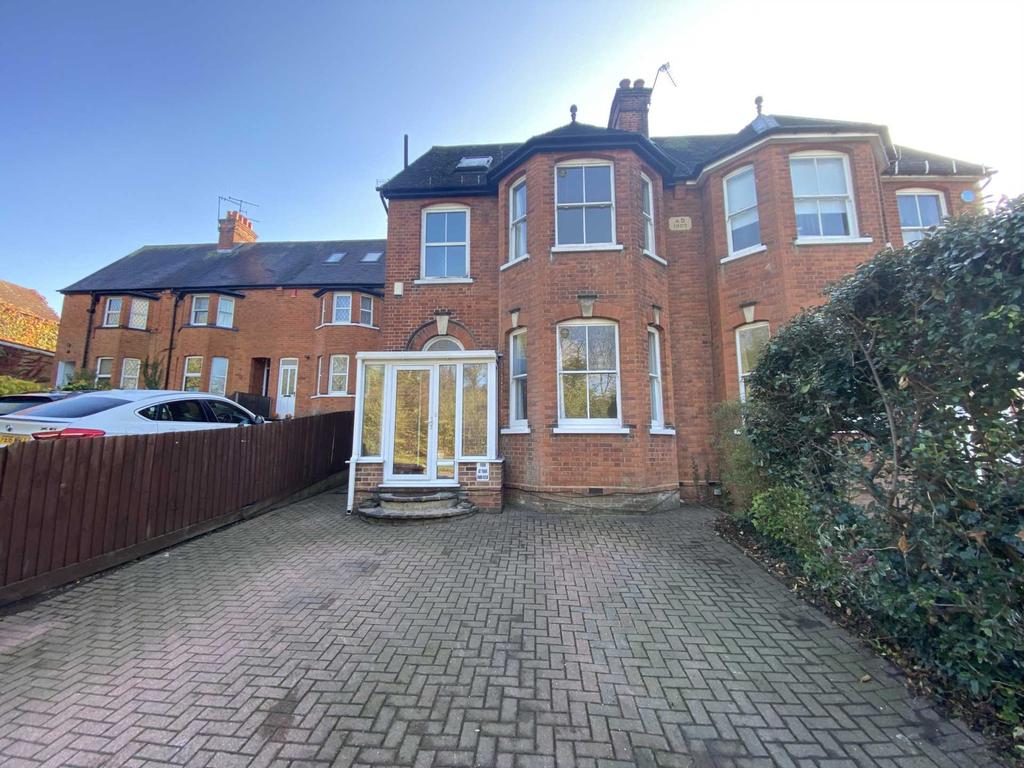 Elstree Hill South, Borehamwood 4 bed semidetached house £2,000 pcm