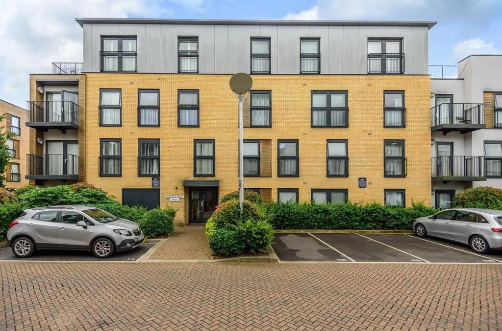 Bletchley Court, Hitchin Lane, Stanmore 2 bed apartment £405,000