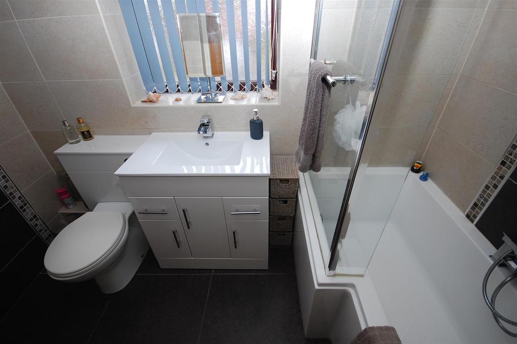 21pastureclose BATHROOM.JPG