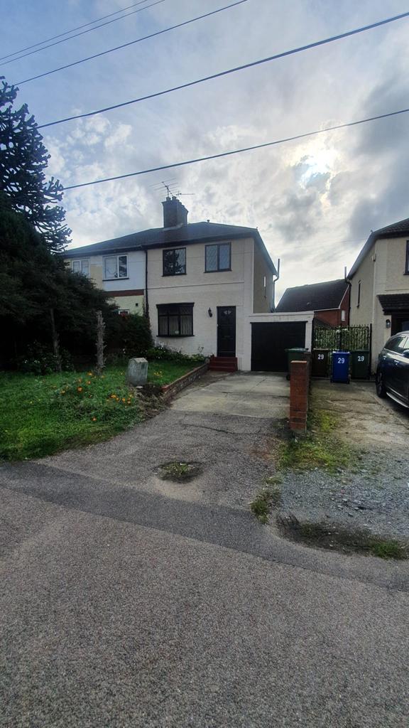 Arterial Road, Grays RM16 3 bed semidetached house to rent £1,600
