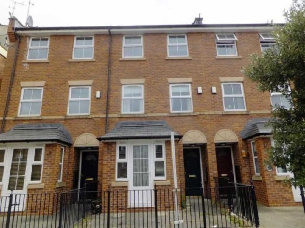 Bandy Fields Place, Salford 4 bed townhouse £1,250 pcm (£288 pw)