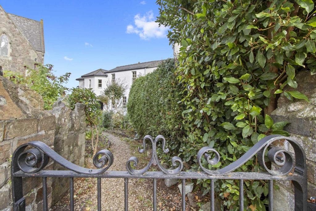 Lansdowne Crescent, Malvern 3 bed end of terrace house for sale £310,000