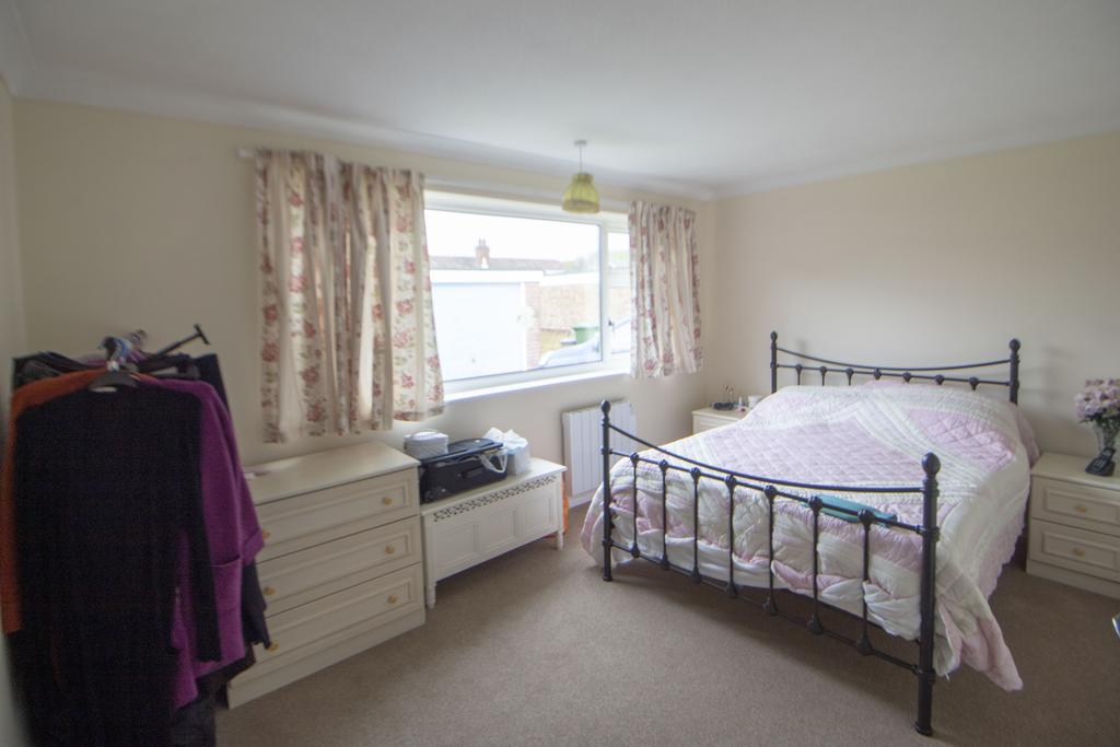 Highland Drive, Worlingham, Beccles, NR34 3 bed bungalow £875 pcm (£