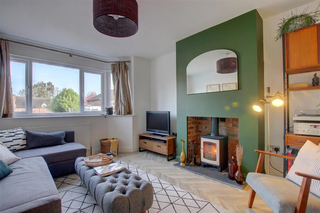 Castle Grove, Stourbridge 3 bed semidetached house £385,000