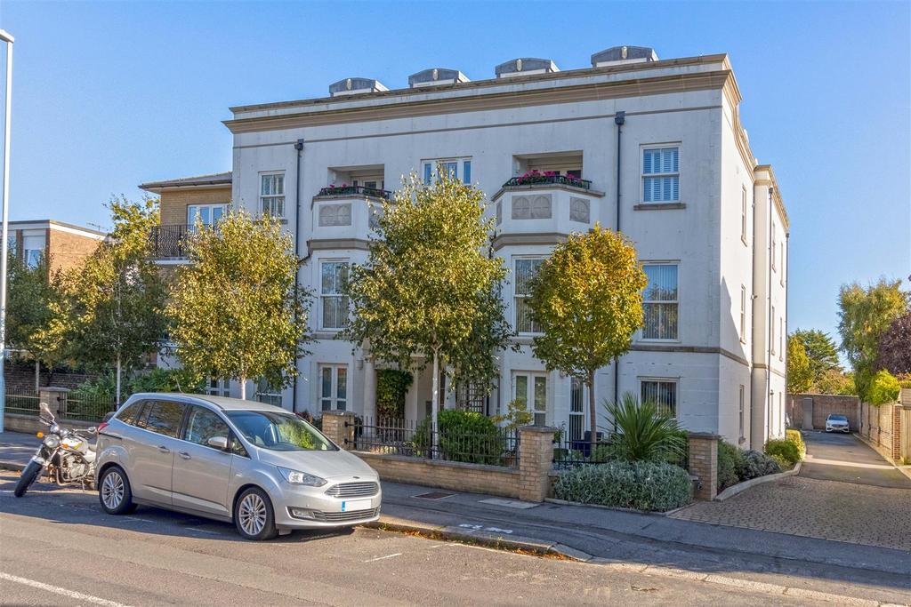 Heene Road, Worthing 2 bed apartment for sale £360,000