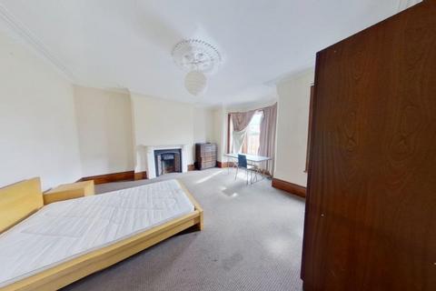 5 bedroom semi-detached house to rent, 26 Berridge Road, Forest Fields, Nottingham, NG7 6LZ