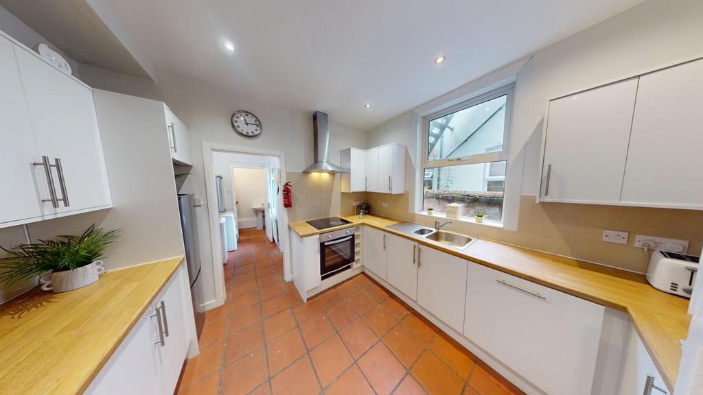 House in Nottingham, Forest Fields, Nottinghamshire - View 4