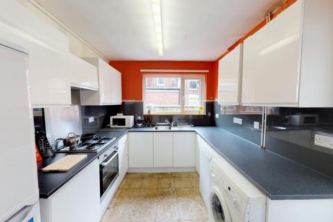 3 bedroom terraced house to rent, 65 Kimbolton Avenue, Lenton, Nottingham, NG7 1PS