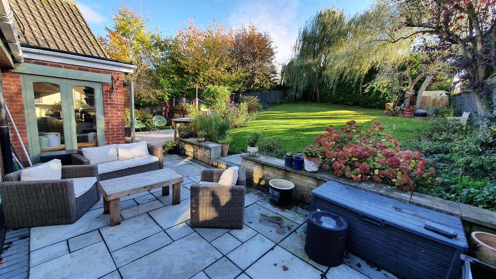 The Banks, Bingham 5 bed detached house £825,000