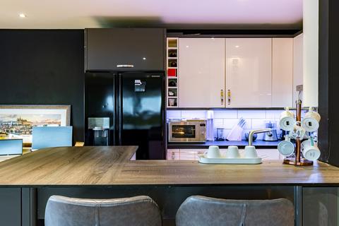 9/3, 1 Meadowside Quay Square, Glasgow, G11 6BS
