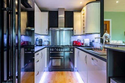 9/3, 1 Meadowside Quay Square, Glasgow, G11 6BS