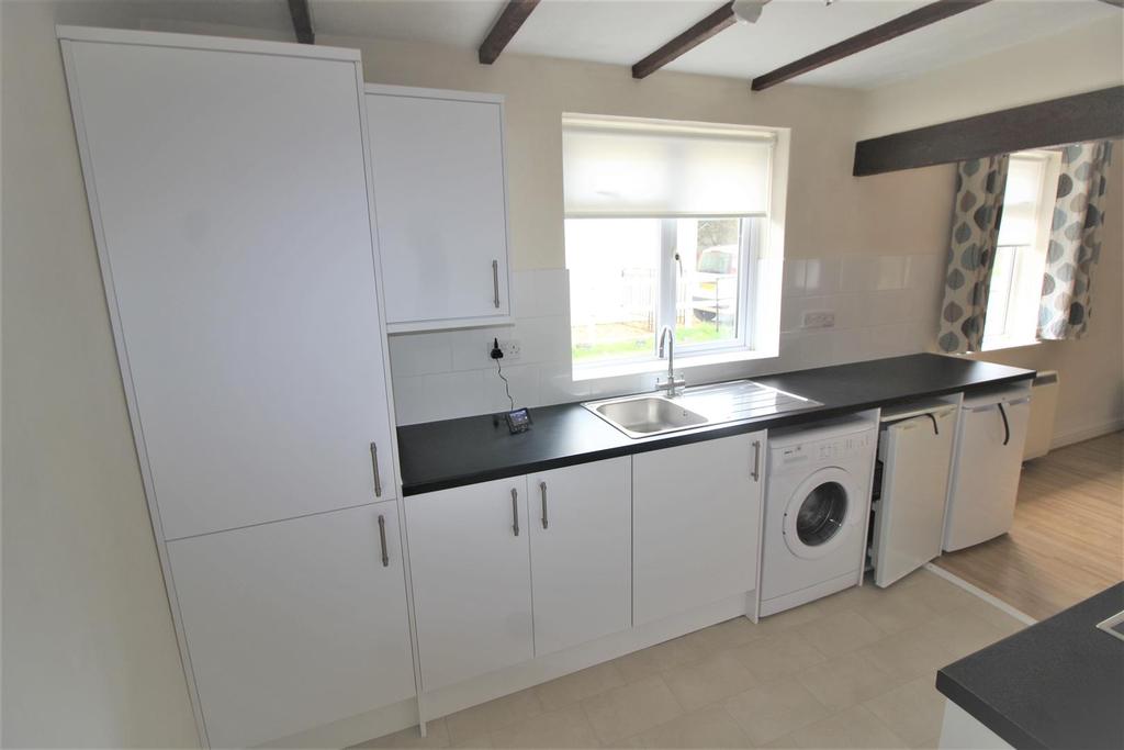 Melksham Road, Patterdown, Chippenham 1 bed flat £750 pcm (£173 pw)