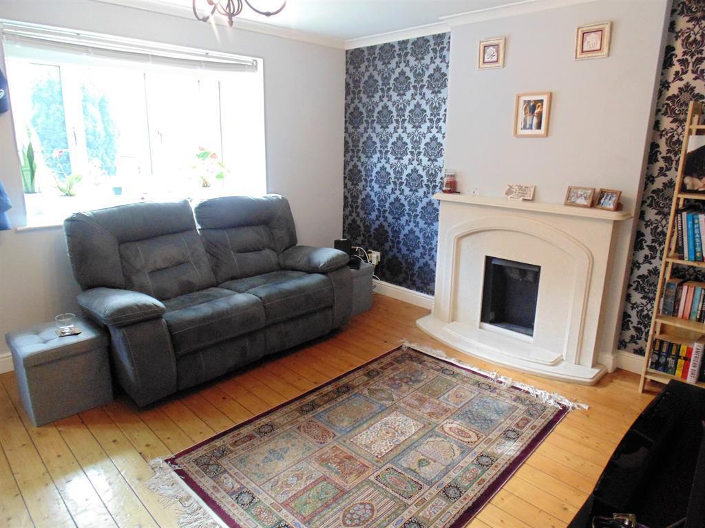 The Combs, Thornhill, Dewsbury, WF12 0LQ 3 bed townhouse £785 pcm (£