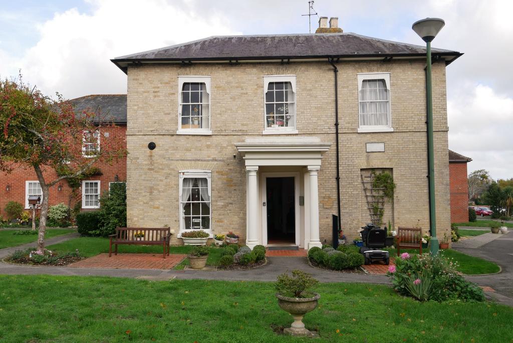 NORTHWOOD SQUARE, FAREHAM 2 bed retirement property £210,000