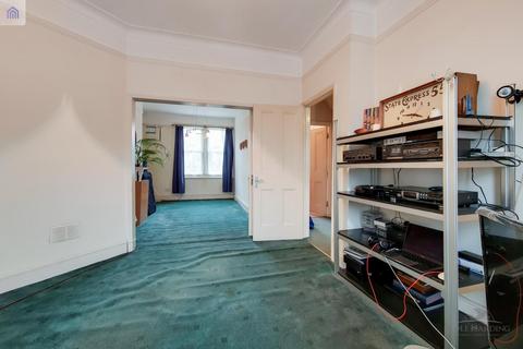 26 Hewitt Avenue, London, N22 6QD