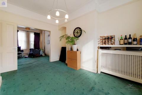 26 Hewitt Avenue, London, N22 6QD