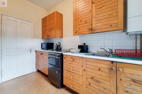 26 Hewitt Avenue, London, N22 6QD