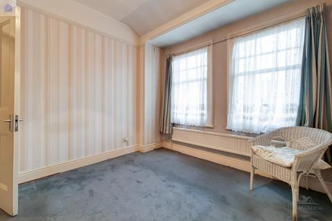 26 Hewitt Avenue, London, N22 6QD