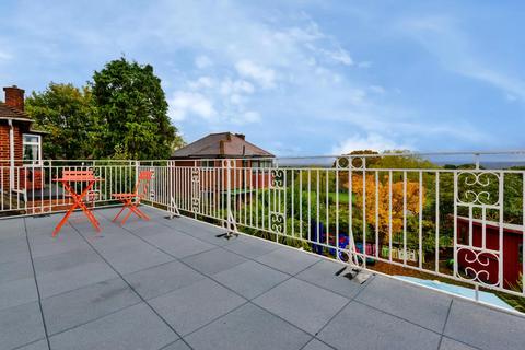 1 Kinlet Road, London, SE18 3BZ