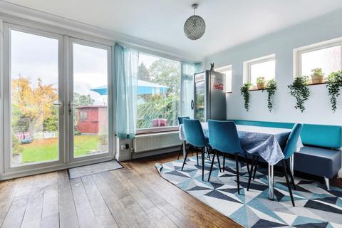 1 Kinlet Road, London, SE18 3BZ