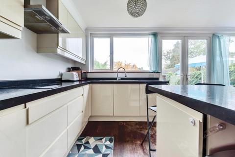 1 Kinlet Road, London, SE18 3BZ