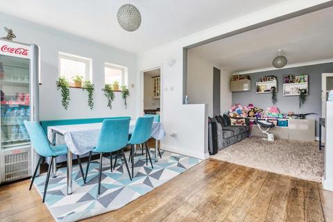 1 Kinlet Road, London, SE18 3BZ