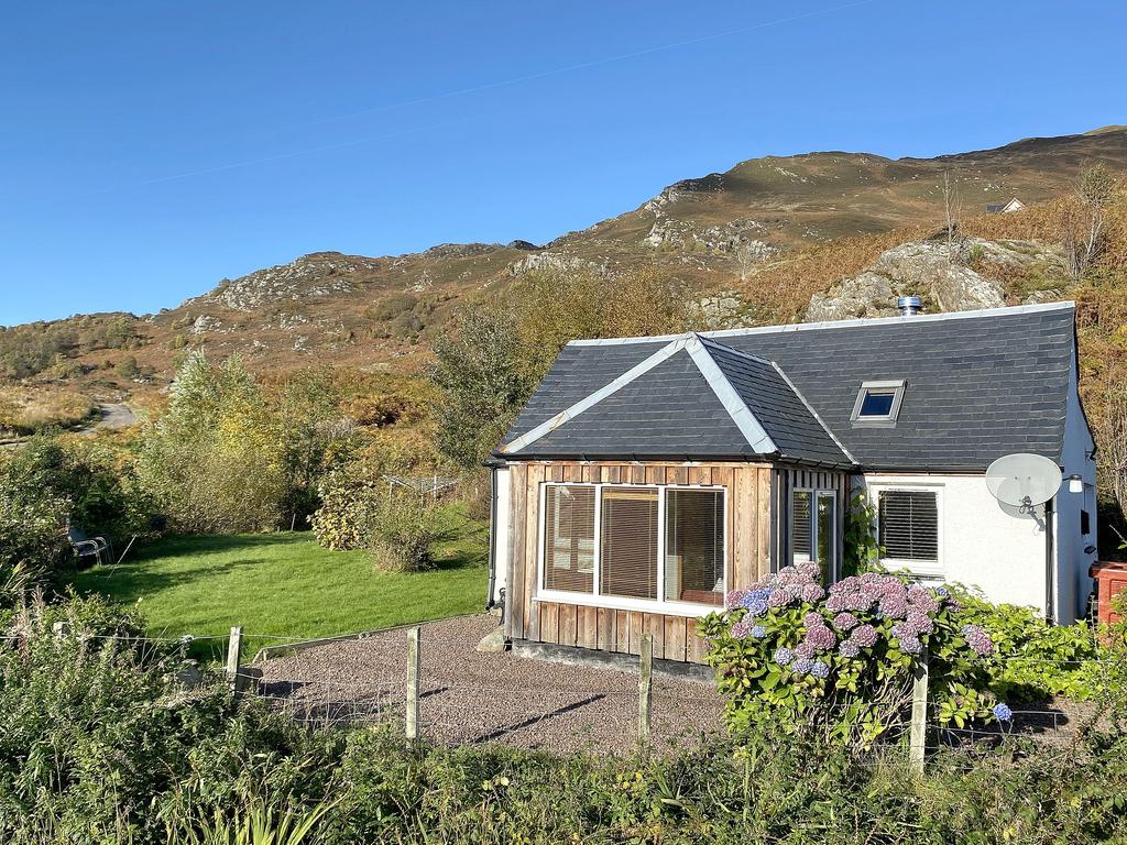The Old Bull Pen, North Strome, LOCHCARRON, IV54 8YJ 2 bed cottage for