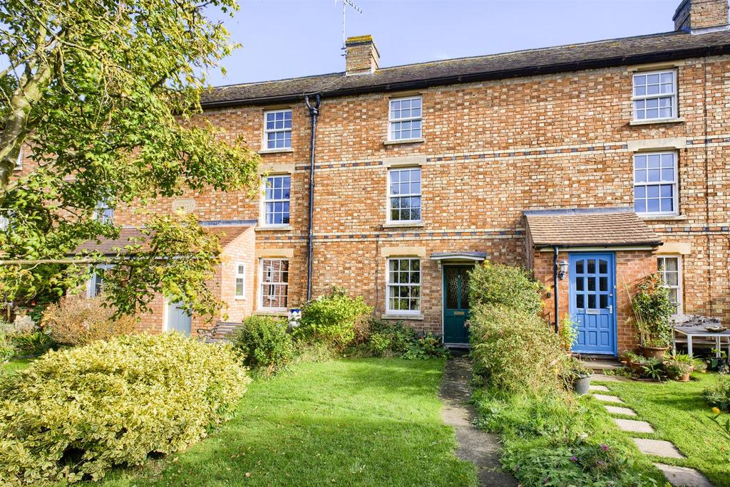 Masons Ryde, Pershore 3 bed terraced house £275,000