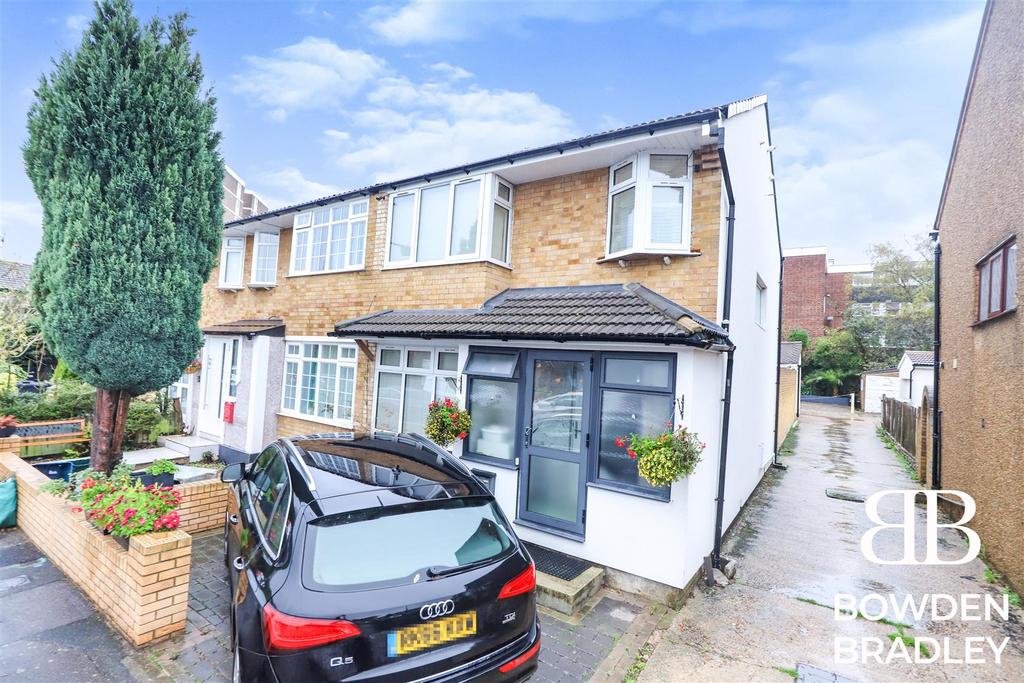 Lakeland Close, Chigwell 3 bed end of terrace house £450,000
